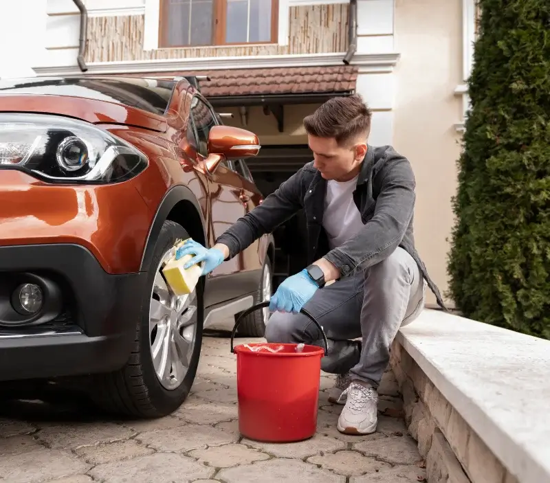Lavage auto à domicile Buellas : professionnel intervenant sur un véhicule